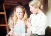 Caroline (Karen Grassle, r.) &uuml;berbringt ihrer Tochter Mary (Melissa Sue Anderson, l.) die schreckliche Nachricht: Durch eine l&auml;ngst &uuml;berstandene Augenerkrankung wurden Marys Sehnerven derart geschw&auml;cht, dass sie in wenigen Wochen erblinden wird ...