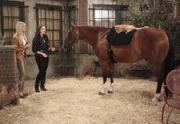 Max (Kat Dennings, r.) und Caroline (Beth Behrs, l.) nehmen sich einer streunenden Katze an und suchen ein neues Zuhause für sie. Doch das ist leichter gesagt als getan ...