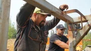 L-R: Juan Ibarra und Travis Stockman betrachten die Waschanlage