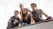 Karin (Jessica Ginkel, hinten), Cem (Daniel Rodic, l.), Yasemin (Almila Bagriacik) und Finn (Dennis Mojen) müssen hilflos und entsetzt zuschauen, wie Stefan vom Dach stürzt...