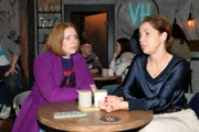 Toni (Olivia Marei, l.) merkt, dass Nina (Maria Wedig) sich gern von Pedro verabschieden möchte.
