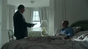 Raymond 'Red' Reddington (James Spader, l.) und Kosta (Evan Zes, r.)