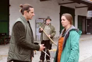 Sophia ist immer noch sauer auf Julian, doch dieser will sich entschuldigen, während Stadlbauer sie dabei beobachtet. Von links: Julian (Sandro Kirtzel), Stadlbauer (Andreas Geiss) und Sophia (Patricia Freund).