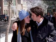 Als Rory (Alexis Bledel, l.) Jess (Milo Ventimiglia, r.) fragt, ob er mit ihr zum Winterfest gehen will lehnt er ab - bis Dean Rory dieselbe Frage stellt ...