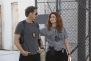 Jake (Josh Lucas, l.) will nur dann einen Arzt für seine Herzprobleme aufsuchen, wenn Laura (Debra Messing, r.) mit ihm ausgeht ...