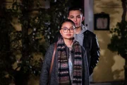 Leon (Joel Akgün) will sich bei Lien (Nui Nguyen) für das Geschehene entschuldigen.