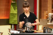 Natalia dos Reis Goncalves kocht im Studio.