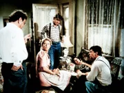 Ike (Joe Conley, r.) und Corabeth (Ronnie Claire Edwards, 2.v.r.) stehen vor dem Ruin. Gemeinsam mit Renshaw (William Phipps, l.) suchen Olivia (Michael Learned, 2.v.l.) und John (Ralph Waite, M.) nach einer Lösung.