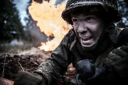 Langley, British Columbia, Kanada - REENACTMENT - U.S. Lieutenant Garlin Conner ruft einen Artillerieangriff auf seine eigene Stellung aus.