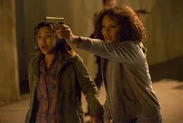 Nachdem ein betrunkener Nachbar ihre verbarrikadierte Wohnung gest&uuml;rmt hat, finden sich Eva (Carmen Ejogo, r.) und ihre Tochter Cali (Zo&euml; Soul, l.) auf der Stra&szlig;e wieder - mitten in der Purge-Nacht ...