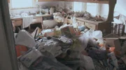 Das Haus, das Ken und Anita gekauft haben, steht seit 14 Jahren leer. Die Lage ist perfekt, doch um es für einen teuren Preis zu verkaufen, muss das Haus unbedingt einen großen, amerikanischen Master Bedroom bekommen. Da der Platz begrenzt ist, müssen die beiden Immobilieninvestoren kreativ werden.