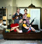 Hausmeister Dieter Krause (Tom Gerhardt, l.) mit seiner Frau Lisbeth (Irene Schwarz, r.) und den Kindern Carmen (Janine Kunze) und Tommie (Axel Stein).