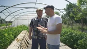 Sebastian Lege (l.) und Andi in der Schneckenfarm