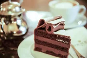 Ein Stück Kuchen im Cafe "Demel", dem K.u.K. Hofzuckerbaecker für ServusTV's "Heimatleuchten - So schmeckt Wien".