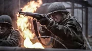 Dramatische Nachstellung von Sgt. Stanley Showman und der B-Kompanie, als sie das Feuer auf die angreifenden deutschen Soldaten eröffnen.