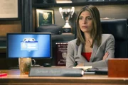 Captain Santiani (Callie Thorne) stößt im Polizeirevier auf einigen Widerstand, vor allem als der wieder genesene Jake zurück kommt und seine alte Stelle einfordert ...