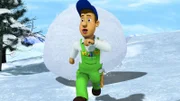 Mike versucht, sich vor einer riesigen Schneeballkugel zu retten.
