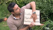 Trödelprofi Sükrü Pehlivan präsentiert der Familie den Erlös, der beim Verkauf der Sachen herausgekommen ist..