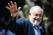 Der professionelle Ufologe Stanton T. Friedman winkt den Teilnehmern der 15. jährlichen Parade des McMenamins UFO-Festivals am 17. Mai 2014 zu. Die viertägige Veranstaltung erinnert an die Trent-Sichtung von Evelyn und Paul Trent aus dem Jahr 1950, die ein scheibenförmiges Objekt beobachtet und fotografiert haben, das über ihrer Farm außerhalb von McMinnville schwebte.