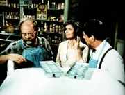 Ike Godsey (Joe Conley, r.) hat voreilig einen großen Posten Kühlschränke gekauft. Auch Corabeth (Ronnie Claire Edwards, M.) kann Horace (Wilford Brimley, l.) nicht zum Kauf überreden.