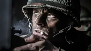 Dramatische Nachstellung eines amerikanischen Schlossverteidigers, der in die Zielfernrohransicht wechselt, um die ruhenden Deutschen auszuschalten.