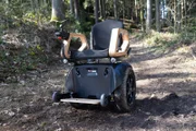 Der 115 Kilogramm schwere Rollstuhl ist mit Neigungs- und Beschleunigungssensoren ausgestattet. So bleibt er immer in aufrechter Lage, auch bei steilem Gelände, über Wurzeln oder durch Matsch.
