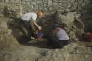 Die Archäologen Isabel Martinez und Sofia Sepiacci arbeiten an Ausgrabungen im römischen Tempel des Jupiter Anxur.