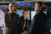 Eine Mitarbeiterin (Amanda Walsh, M.) des ermordeten Geisterjägers Jack Sinclair zeigt Castle (Nathan Fillion, r.) und Beckett (Stana Katic, l.), wie sie sich auf die Suche nach Erscheinungen macht ...