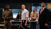 L-R: Dembe Zuma (Hisham Tawfiq), Siya Malik (Anya Banerjee), Donald Ressler (Diego Klattenhoff), Herbie Hambright (Alex Brightman) und Harold Cooper (Harry Lennix)