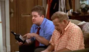 Spence (Patton Oswalt, li.) und Arthur (Jerry Stiller) stellen fest, dass die Flasche Portwein, die Arthur Doug und Carrie versprochen hat, heute über tausend Dollar wert ist...