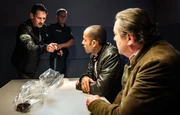 Die Kommissar Beissl (Andreas Giebel, r.) und Jerry Paulsen (Peter Marton, M.) erleben im Verhörraum den wütenden Julius Greiner (Max Tidorf, l. mit Komparse im HG.). Aber ist er der Täter? Er ist Rechtshänder.