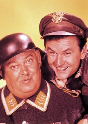 Sgt. Hans Georg Schultz (John Banner, l.), Colonel Robert E. Hogan (Bob Crane)