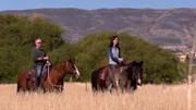 Als Chris und Heather aus New York das Hochgebirgsdorf Midway in Utah zum ersten Mal besuchen, verlieben sie sich sofort in seinen altmodischen Charme und den atemberaubenden Blick auf die Bergwelt. Mit seinen zahlreichen Outdoor-Aktivitäten in unmittelbarer Nähe ist Midway für das Paar und seine Kinder der ideale Urlaubsort. Ihr Traum-Ferienhaus soll einen offenen Grundriss haben, genug Platz für Freunde und Verwandte sowie eine urig-moderne Ausstattung bieten.