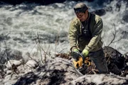 Carlos Minor bei der Schneeräumung im Nugget Creek Claim mit einem Elektrowerkzeug.