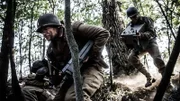 REENACTMENT- Leutnant Robert Weiss und Sgt. Ammon Sasser eilen mit Funkgeräten in der Hand an die Frontlinie. Gespielt von: Nathan Plumite (von links nach rechts), Kevin Trumble.