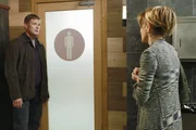 Lynette (Felicity Huffman, r.) beschließt, Tom (Doug Savant, l.) endlich in das Geheimnis einzuweihen. Doch wie wird Tim reagieren?