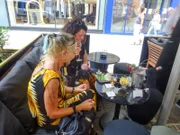 Shoppingbegleitung Gabriele (r.), Kandidatin Gabriela