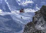 Pilot Robi Andenmatten bei der Bergung eines Bergsteigers in Not.