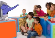 Fröhlich trompetend leitet der kleine, blaue Elefant durch seine Sendung, die sich speziell an Drei- bis Fünfjährige richtet. In dem neuen Unterhaltungsmagazin zum Staunen, Entdecken, Lachen und Mitmachen dreht sich alles um die Welt der Vorschulkinder