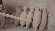 Eine römische Amphore wird an der Ausgrabungsstätte in Pompeji, Italien, entdeckt.