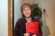 Lisa (Alexandra Neldel) lauscht einem Gespräch und glaubt, dass David von ihr schwärmt ... (Dieses Foto von Alexandra Neldel darf nur in Zusammenhang mit der Berichterstattung über die Serie "Verliebt in Berlin" veröffentlicht und verbreitet werden.)