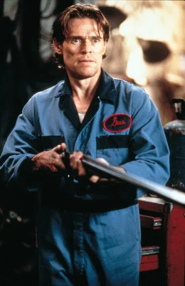 Der hilfsbereite Tankstellenbesitzer Gas (Willem Dafoe) entpuppt sich als skrupelloser Kerl, der nur auf seinen Profit bedacht ist.