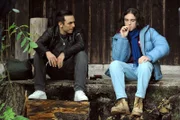 Till (Marinus Hohmann, rechts) kifft mit Leon (Joel Akgün, links) das erste Mal.