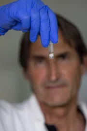 Um herauszufinden, was Dr. Beat Frey mit dem Permafrost an die Oberfläche gebracht hat, muss er an das Erbgut der Mikroorganismen gelangen.