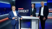Moderator Jan Hofer (l.) mit Redaktoinsleiter Lothar Keller und RTL NEWS-Geschäftsführer Stephan Schmitter (r.) im 'RTL Direkt'-Studio im Hauptstadtstudio der Mediengruppe RTL in Berlin