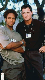 Warrick Brown (Gary Dourdan, l.) und Nick Stokes (George Eads)