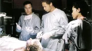 Gil (William Petersen, l.), Warrick (Gary Dourdan) und Jenna (Judith Scott) untersuchen Erics Leiche (Darsteller unbekannt).