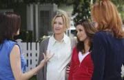 Susan (Teri Hatcher, l.) zieht mit Mike und M.J. von der Wisteria Lane weg um ihre finanziellen Schwierigkeiten in Griff zu bekommen. Für Lynette (Felicity Huffman, 2.v.l.), Gabrielle (Eva Longoria, 2.v.r.) und Bree (Marcia Cross, r.) ist es nicht leicht, Abschied von ihr zu nehmen ...