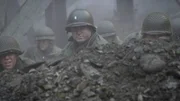Leutnant Karl Timmermann und seine Männer bereiten sich auf die Erstürmung der Ludendorff-Brücke vor.