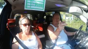 Hypnotiseur Peter und seine Frau Angelika kommen am Campingplatz an. Ein Abenteuer - denn um den verjährten Wohnwagen manuell an seinen Stellplatz zu schieben, ist das Rentnerpaar auf die Hilfe anderer Camper angewiesen..; Hypnotiseur Peter und seine Frau Angelika kommen am Campingplatz an. Ein Abenteuer – denn um den verjährten Wohnwagen manuell an seinen Stellplatz zu schieben, ist das Rentnerpaar auf die Hilfe anderer Camper angewiesen..